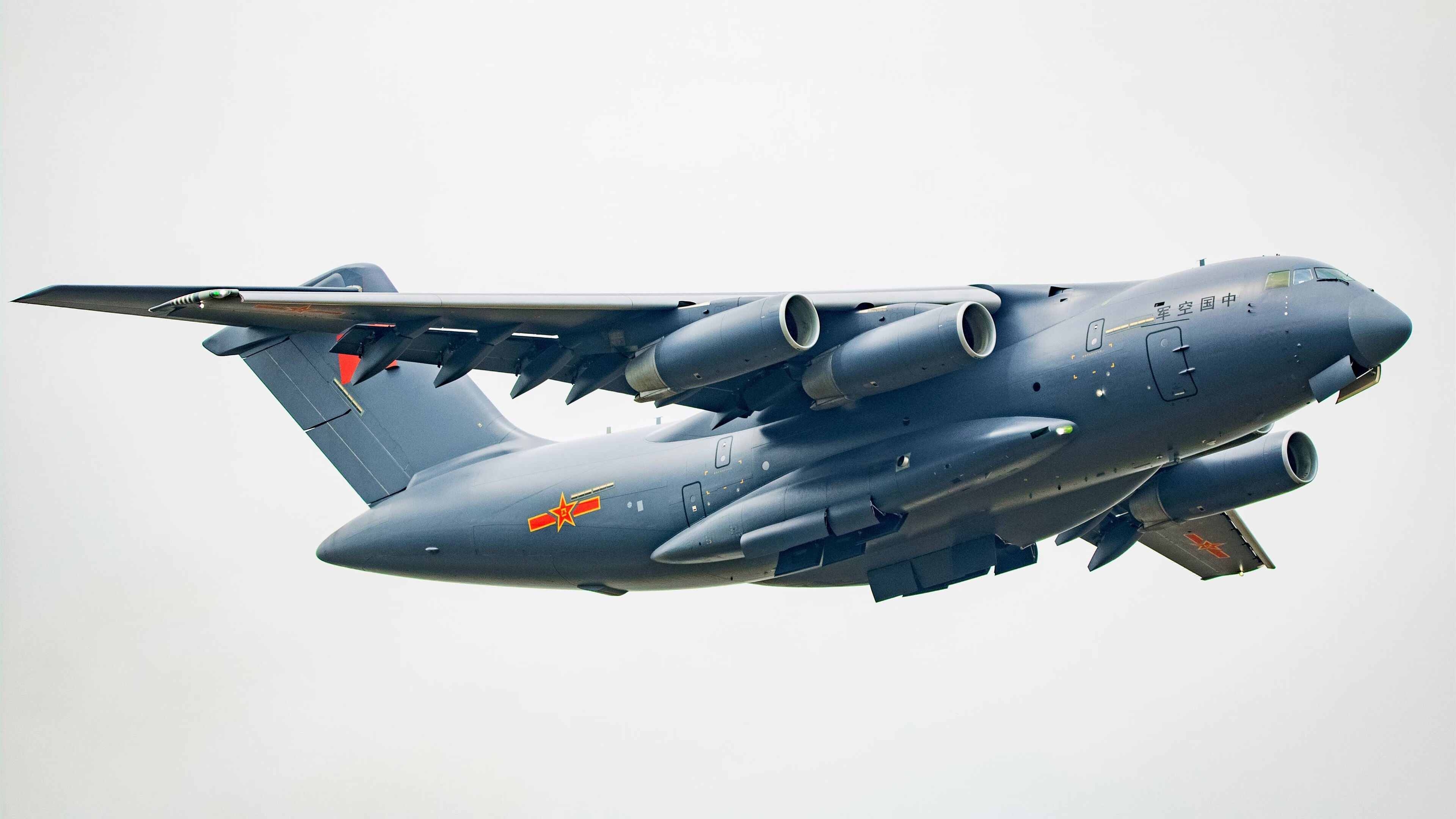 中国足球职业俱乐部球队战术调整灵活多样，中国的职业足球队